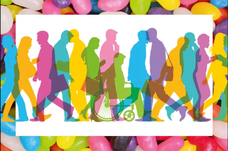 Montagem de uma foto de várias balas coloridas ao fundo com um retângulo branco sobre ela. Há a ilustração de um grupo diverso de pessoas andando.