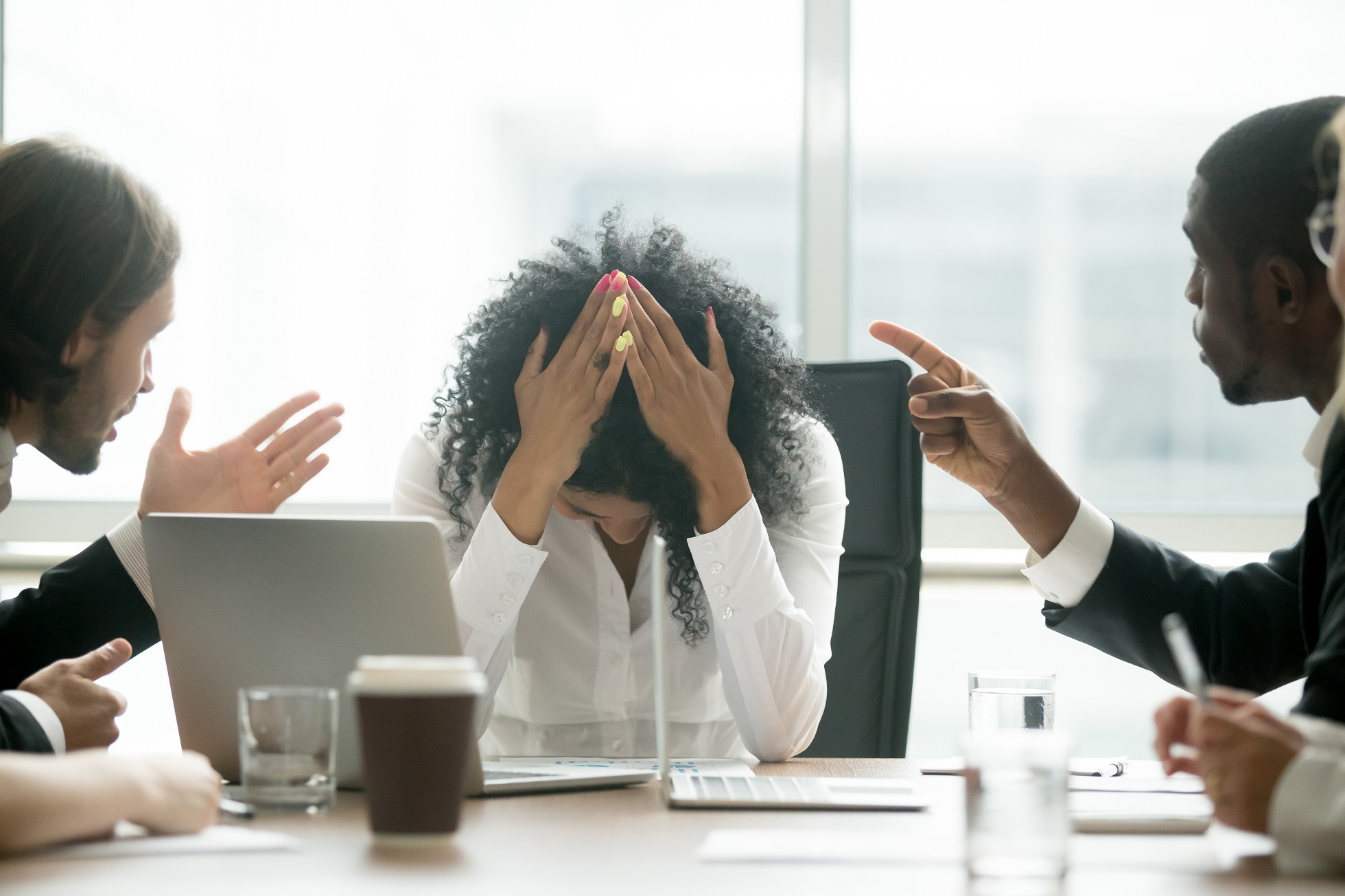 Mulheres sofrem mais que homens com assédio no ambiente de trabalho