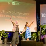 Foto de JP Polo e Leticia Vidica de mãos dadas celebrando o encerramento do evento.