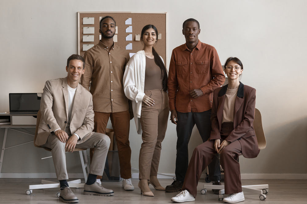 Foto de um grupo diverso de pessoas em um escritório.